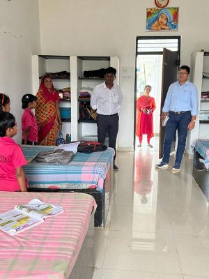 बच्चों को पढ़ाई करने किया प्रोत्साहित