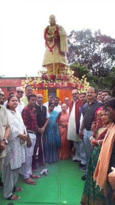 पुण्यतिथि पर बैरिस्टर ठा. छेदीलाल को दी श्रद्धांजलि, किया नमन