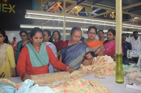 डॉ. किरणमयी ने गारमेंट फैक्ट्री का लिया जायजा