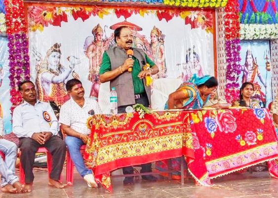 सांसद को काला झंडा दिखाने से पहले गिरफ्तार