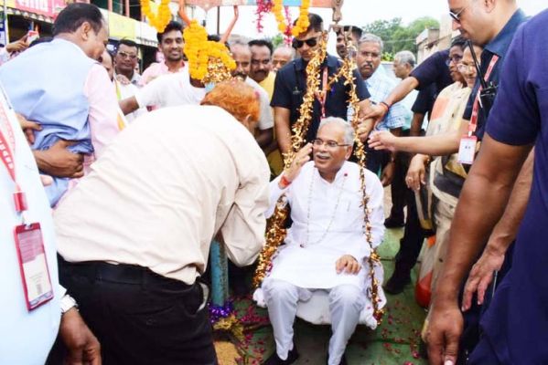 कुसुमकसा में मुख्यमंत्री को धान से तौला