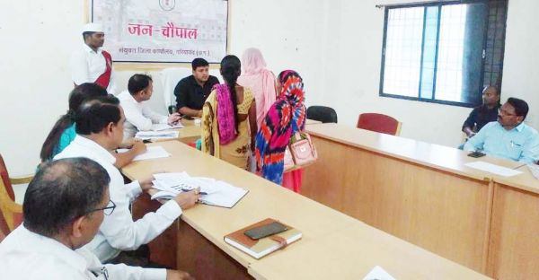 बिना अनुमति जनचौपाल में पहुंचने पर शिक्षिका का कटा वेतन
