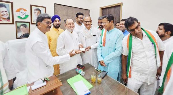 कांग्रेसी नेताओं ने प्रदेश प्रतिनिधि शाहिद को दिया परिचय पत्र