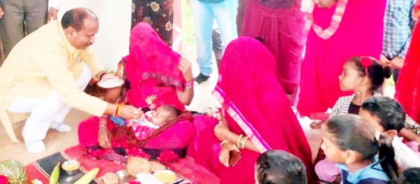 सभी वर्गों के साथ मूलभूत विकास कार्यों के लिए प्रतिबद्ध है सरकार - कमरो