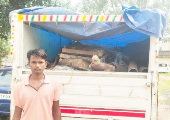 पिकअप में अवैध कबाड़ परिवहन करते आरोपी गिरफ्तार