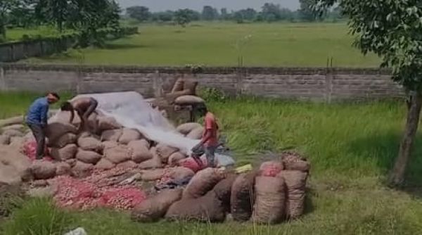 प्याज से भरा ट्रक पलटा, ड्राइवर घायल