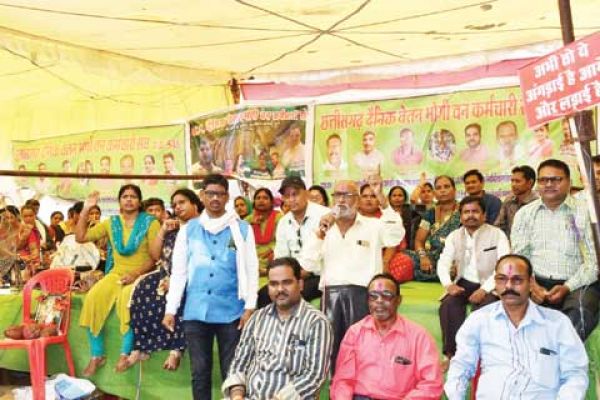 ‘नौकरी बचाना है तो पांच लाख दो’