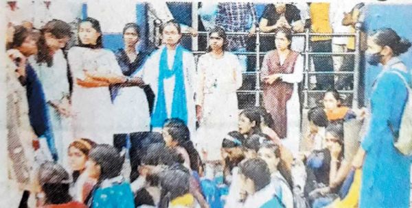 अधीक्षिका का तबादला रोकने छात्राओं ने खोला मोर्चा