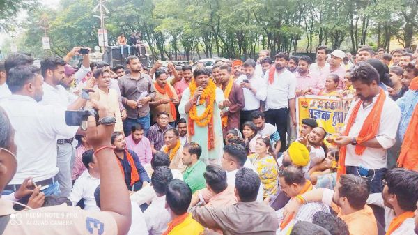 खस्ताहाल सडक़ों को ले भाजयुमो का हल्लाबोल, कलेक्टोरेट के सामने प्रदर्शन, आंदोलन की चेतावनी