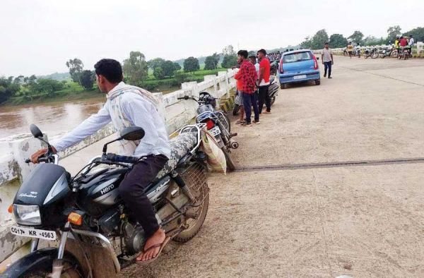 पुल से कूदी युवती, पुलिस खोज में जुटी, स्कूटी से गई थी पुल तक