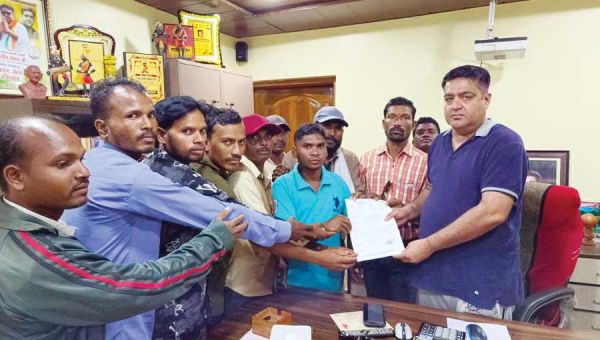 स्कूल सफाई संघ ने मेमन को मुख्यमंत्री के नाम सौंपा ज्ञापन