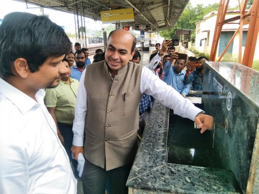 रेल्वे बोर्ड मेम्बरों ने स्टेशन की बुनियादी सुविधाओं का लिया जायजा