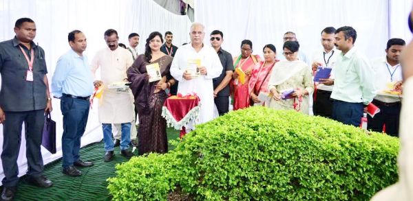 मुख्यमंत्री ने तुंहर योजना तुंहर दुआर बुकलेट व बालोद जिले की डायरेक्टरी का विमोचन
