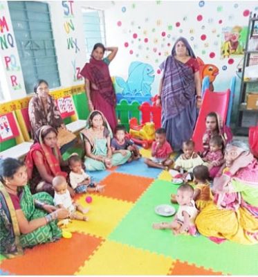 मध्यम व गंभीर कुपोषित बच्चों को आंबा में सोमवार-गुरुवार को दिया जा रहा अंडा-केला