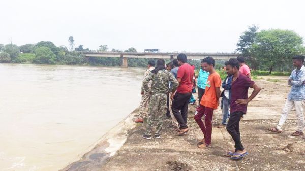 अंबागढ़ चौकी के दो में से एक युवक पानी में बहा