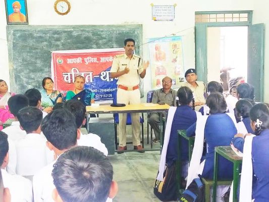 चलित थाना में पुलिस ने सुनी ग्रामीणों की समस्याएं