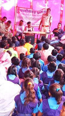 चलित थाना में ग्रामीणों ने बताई समस्या