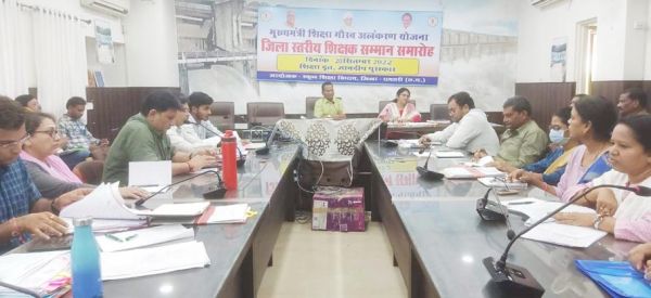 सडक़ों में आवारा मवेशी मिले तो मालिक पर होगी कार्रवाई, लंबित प्रकरणों की समीक्षा