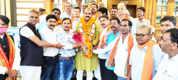 अभिषेक समेत कई नेताओं ने कांग्रेस छोड़ी-पार्टी को झटका 