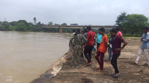 शिवनाथ में डूबे युवक की तलाश कर रहे गोताखोर