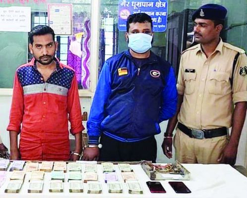 शराब दुकान में चोरी कर्मियों ने की थी, दोनों गिरफ्तार