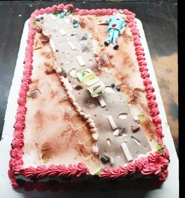 अनोखा विरोध प्रदर्शन, युवाओं ने मनाया केक काटकर