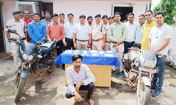 6 महीने में 12 घरों से चुराए 5.34 लाख के गहने, चोरी के नगदी से खरीदी रेसर बाइक, गिरफ्तार
