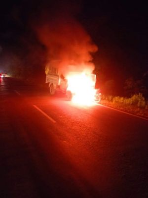 पिकअप-बाइक में भिड़ंत के बाद लगी आग, एक मौत