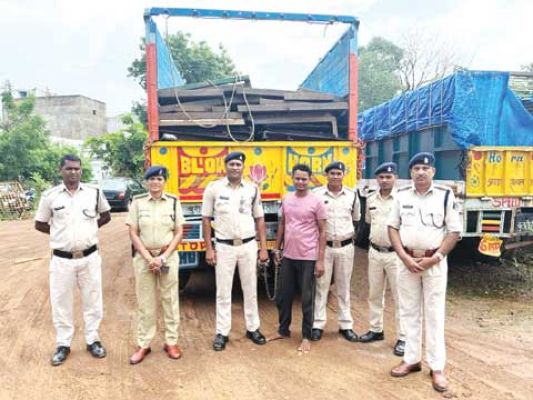 चार लाख के स्क्रैप के साथ ट्रक जब्त, ड्राइवर गिरफ्तार