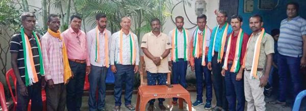  भाजपा कार्यकर्ताओं ने थामा कांग्रेस का दामन  विधायक बृहस्पत ने सम्मानित कर कराया प्रवेश