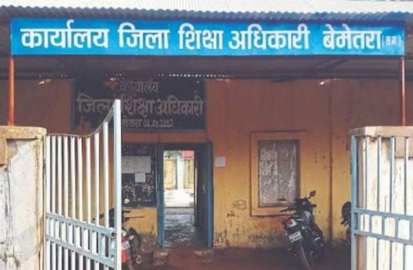 झूठी शिकायत से तंग शिक्षक ने डीईओ कार्यालय में सौंपा शपथ पत्र, शिकायतकर्ता पर पैसे मांगने के आरोप