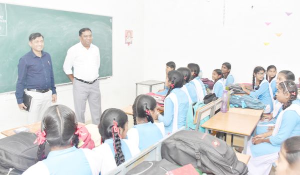 कलेक्टर ने चारभांठा के उप तहसील, स्कूल व गौठान का किया निरीक्षण