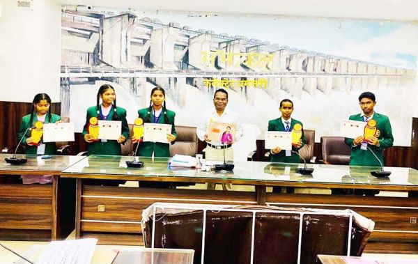 सीबीएसई के 10वीं बोर्ड में मिले 80त्न से अधिक अंक, कलेक्टर ने किया सम्मान