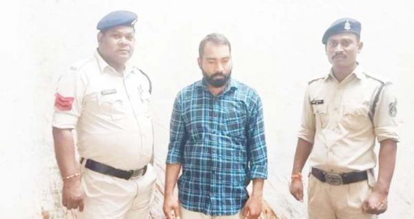 शराब की तस्करी, युवक गिरफ्तार, कार जब्त