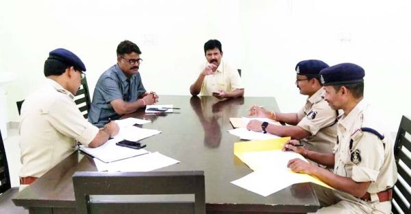 एसपी ने ली नगरी, कुरूद, अकलाडोंगरी, केरेगांव के थानेदारों की बैठक