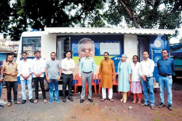 कलेक्टर ने मोबाईल मेडिकल यूनिट में कराई स्वास्थ्य जांच