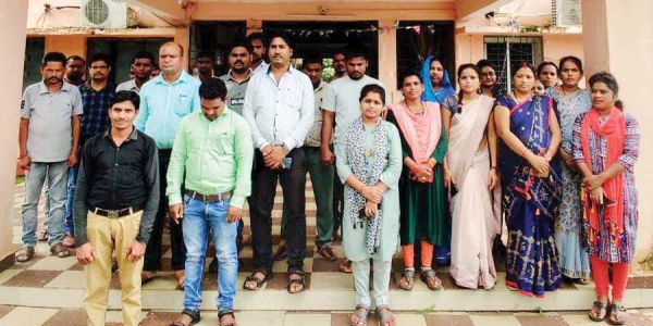 संविदा कर्मचारियों ने श्रद्धांजलि देकर जल्द न्याय दिलाने सरकार से की अपील