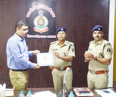 बेहतर कार्य करने वाले पुलिसकर्मी सम्मानित
