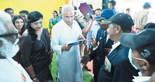 सीएम को स्मृति चिन्ह भेंटकर पूर्व सैनिक संघ ने किया स्वागत 