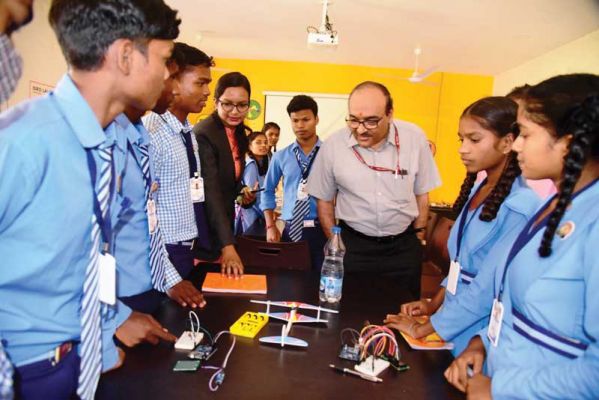 थ्रीडी प्रिंटिंग मशीन से लेकर ड्रोन का निर्माण कर रहे छात्रों का प्रभारी सचिव ने बढ़ाया हौसला