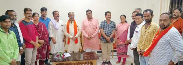 साव से मिले कांग्रेसी, कोंडागांव से दंतेवाड़ा तक धार्मिक पदयात्रा में शामिल होने दिया निमंत्रण