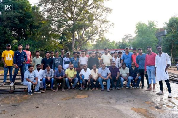 मां दुर्गा पूजा का भव्य आयोजन करने में जुटे भगवानपुर समिति के कार्यकर्ता