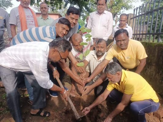 अंबेडकर पार्क में स्वच्छता अभियान व पौधारोपण भी
