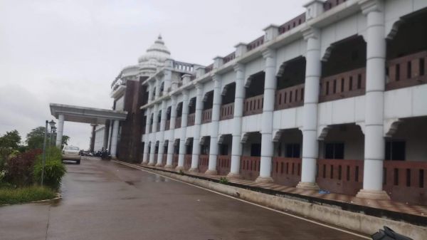 19 करोड़ के कम्पोजिट बिल्डिंग  जगह-जगह  टपक रहा पानी 