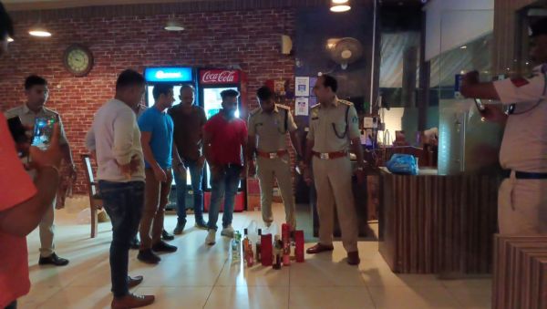 अवैध रूप से शराब पिलाने वाले हुक्का बार, रेस्टोरेंट,ढाबा संचालक गिरफ्तार