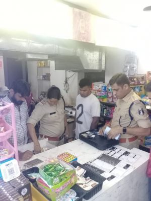 कैफे और रेस्टोरेंट में हुक्का, शराब पिलाते 4 गिरफ्तार, एक फरार