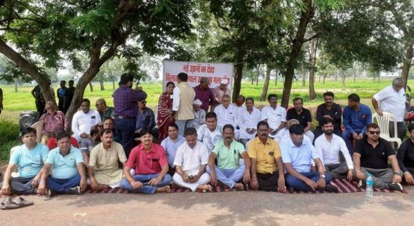 बिलासपुर-भोपाल हवाई सेवा बंद, एयरपोर्ट में धरना दिया संघर्ष समिति ने