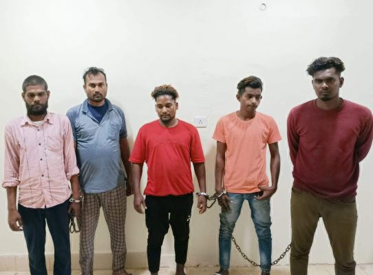 दो कर्मियों ने शराब दुकान में साथियों संग मिलकर की थी चोरी, पांच गिरफ्तार
