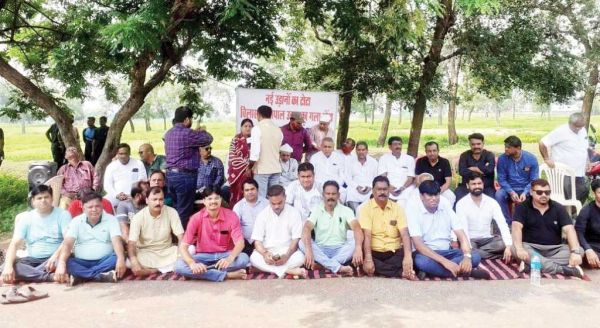 बिलासपुर-भोपाल हवाई सेवा बंद, एयरपोर्ट में धरना दिया संघर्ष समिति ने