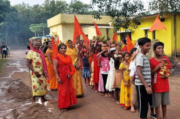 कलश यात्रा निकालकर माँ दुर्गा की मूर्ति स्थापना